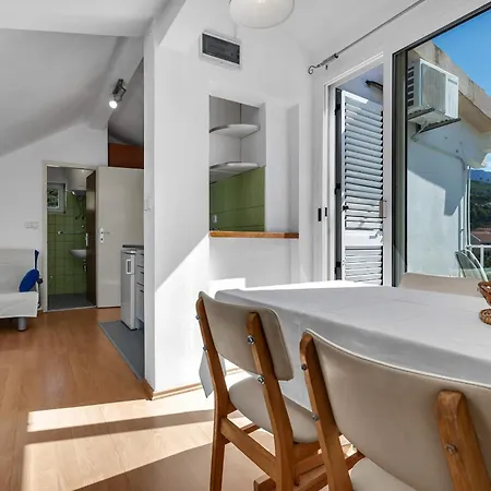 Seafront Apartment Tucepi