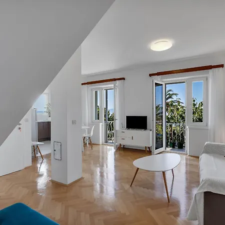 Seafront Apartment Tucepi