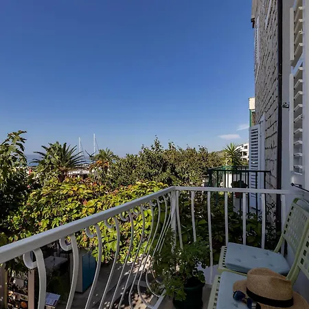 Seafront Apartment Tucepi
