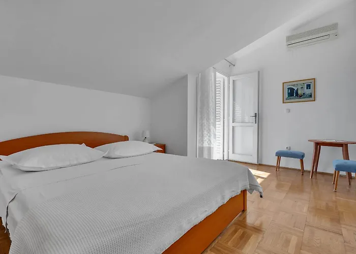 Seafront Apartament *