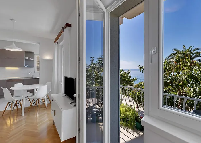 Seafront Apartament *